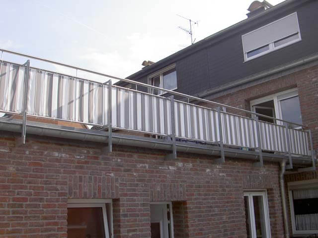 Das Home Office mit einer Balkonverkleidung ausstatten